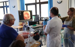 Bild 1 & Bild 2: Die Teilnehmerinnen und Teilnehmer im Zuge der praktischen Übung Bild 3: Prim. Clin. Ass. Prof. Dr. Peter Errhalt, OA Dr. Sabin Handzhiev im Zuge einer praktischen Übung